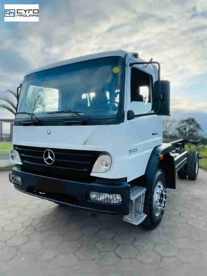 Caminhão Mercedes-Benz Atego 1725 4x4 2p (Diesel) 2011