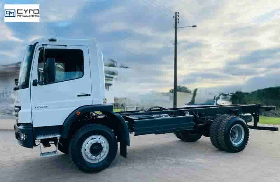Caminhão Mercedes-Benz Atego 1725 4x4 2p (Diesel) 2011