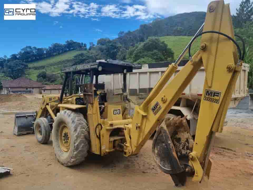 Retro Escavadeira Massey Ferguson MF86 1990