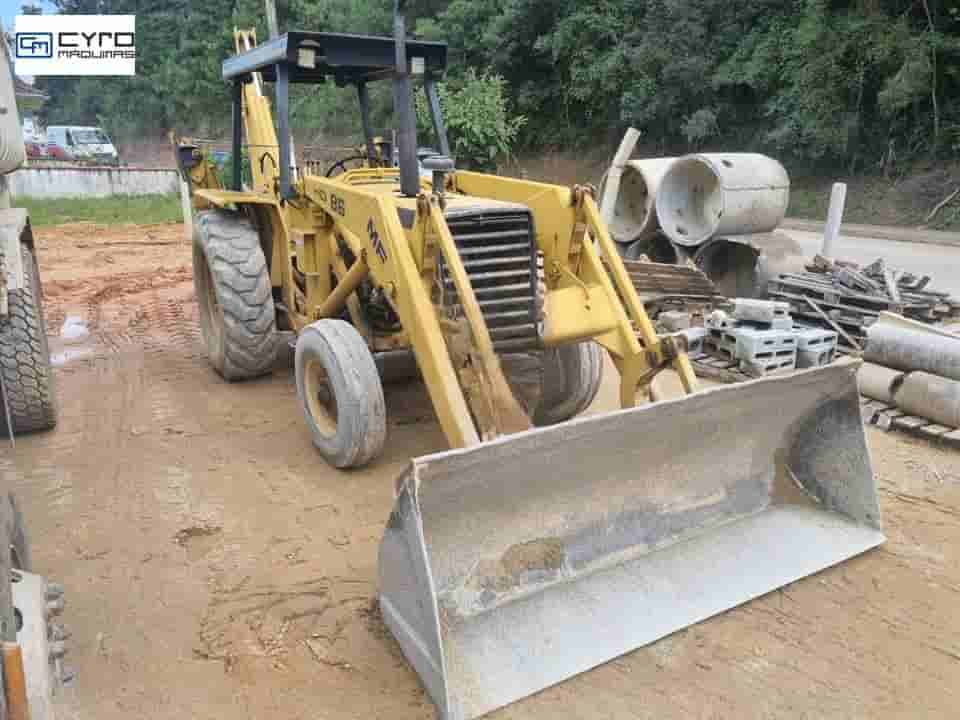 Retro Escavadeira Massey Ferguson MF86 1990