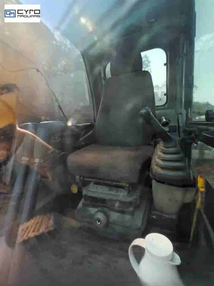 Escavadeira New Holland E215 ME 2008