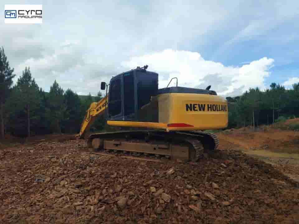 Escavadeira New Holland E175 C 2015