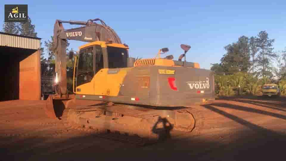 Escavadeira Volvo EC210B 2012 - imagem de fundo