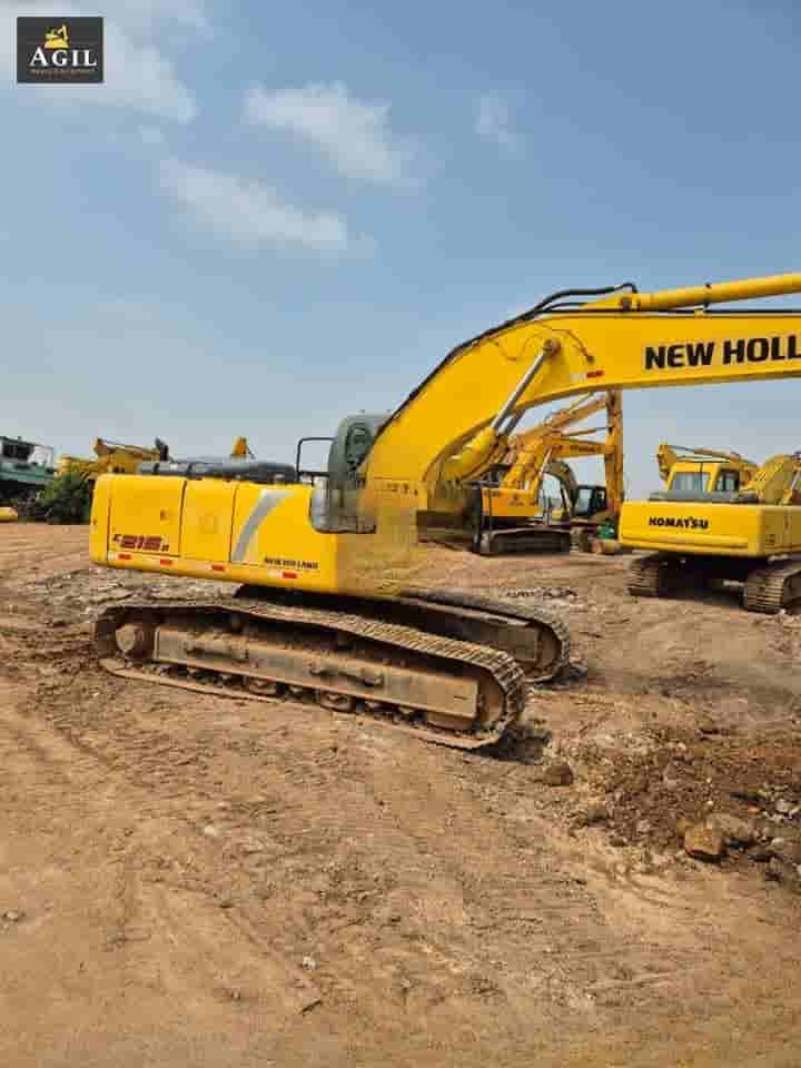 Escavadeira New Holland E215 B 2011 - imagem de fundo