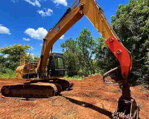 Escavadeira Florestal Caterpillar  318D2 21/21 - imagem de fundo