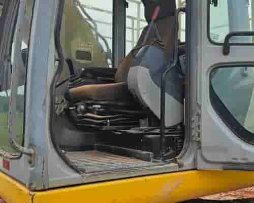 Escavadeira New Holland E215LC 15/15