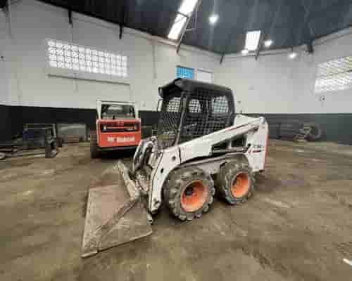 Mini Carregadeira Bobcat S450 18/18 - imagem de fundo