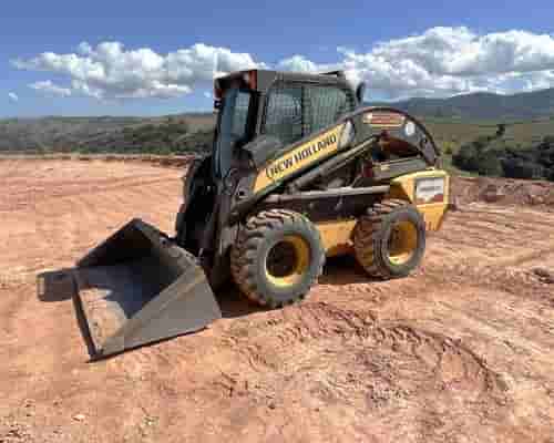 Mini Carregadeira New Holland L225 17/17 - imagem de fundo