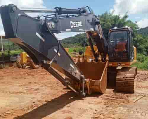 Escavadeira John Deere 210G LC 21/21 - imagem de fundo