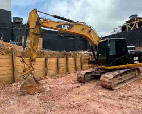 Escavadeira Caterpillar 318D2L 19/19 - imagem de fundo