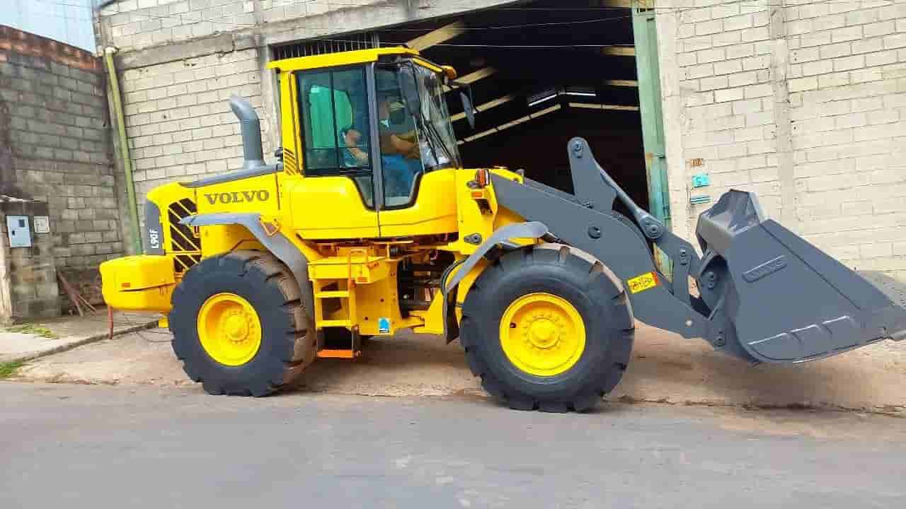 Pá Carregadeira Volvo L90F 2015 - imagem de fundo