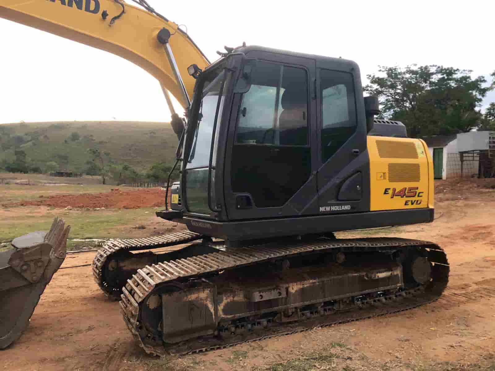 Escavadeira New Holland E145C-EVO 2017 - imagem de fundo