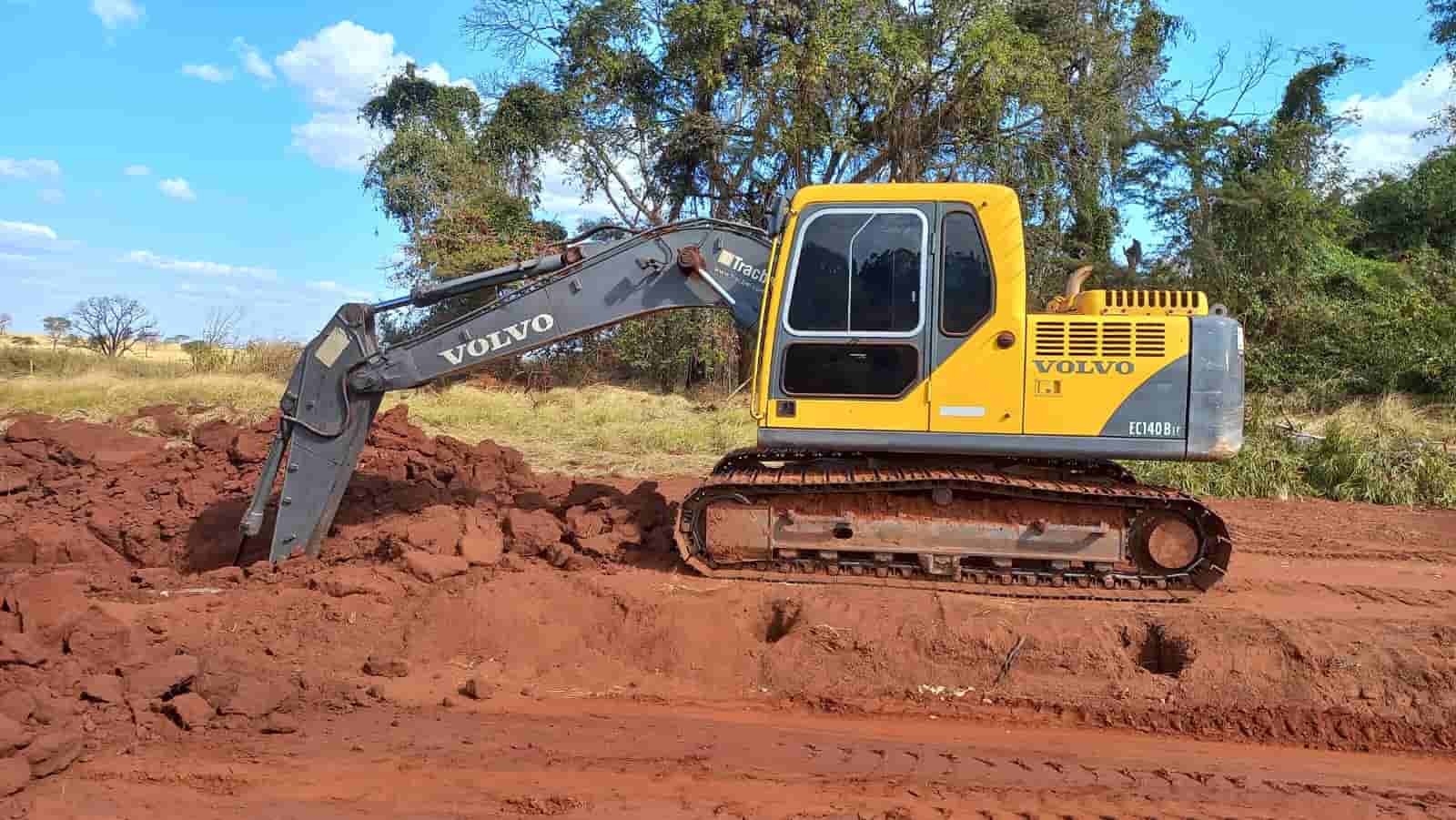Escavadeira Volvo EC140 BLC 2013 - imagem de fundo