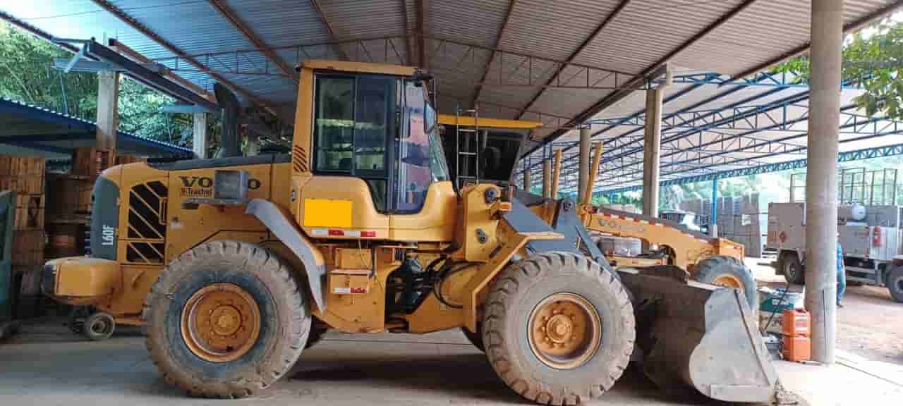 Pá Carregadeira Volvo L60F 2010 - imagem de fundo