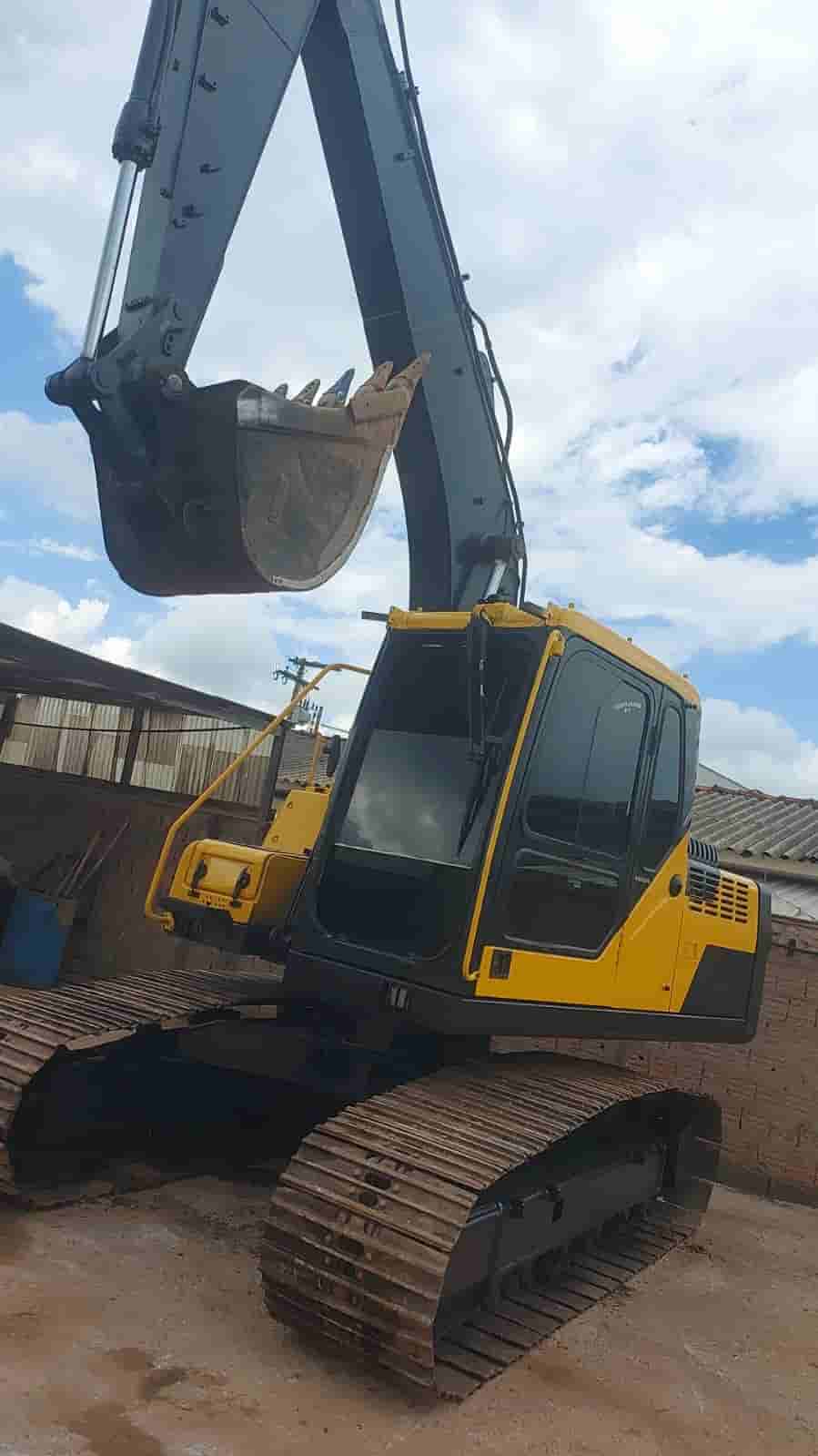 Escavadeira Volvo EC140 BLC 2013 - imagem de fundo