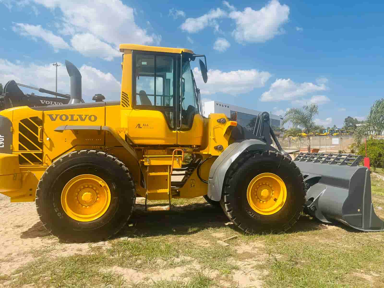 Pá Carregadeira Volvo L90F 2017 - imagem de fundo