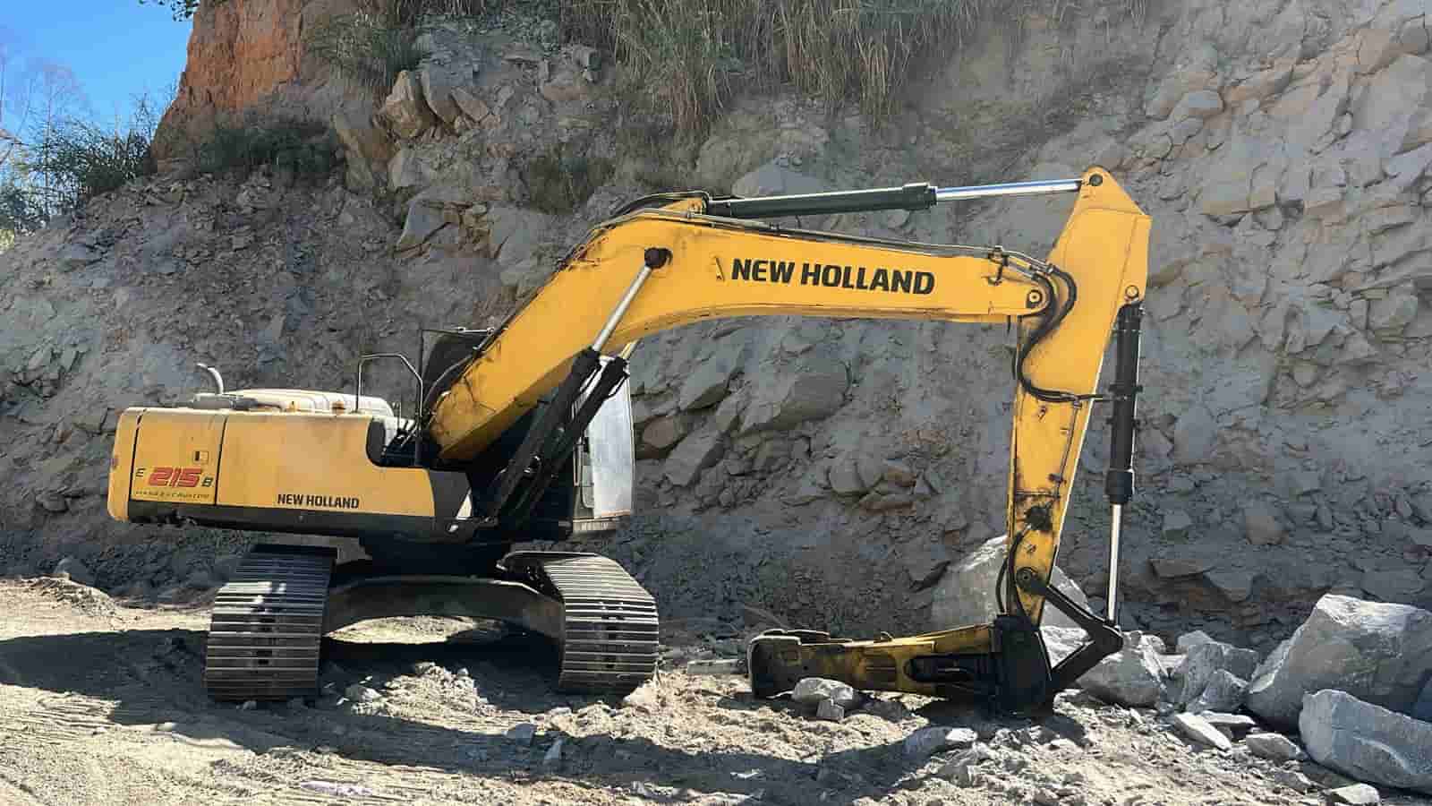 Escavadeira New Holland E215 B 2009 - imagem de fundo
