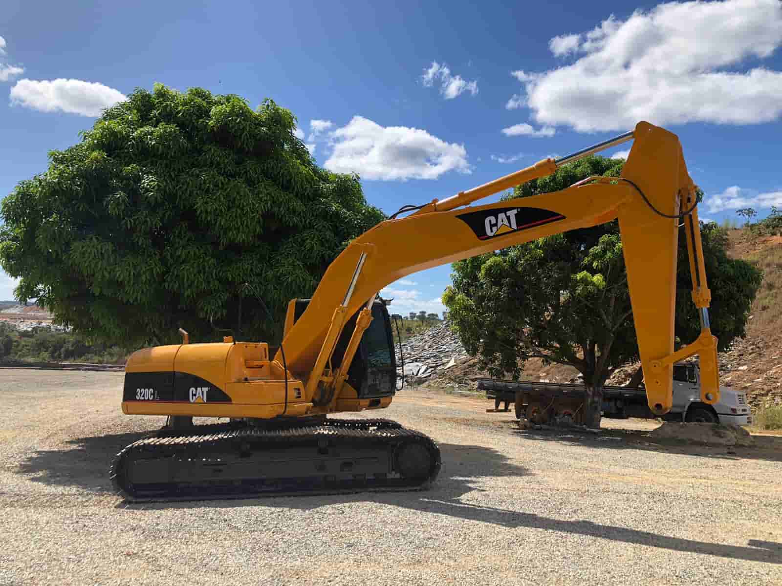 Escavadeira Caterpillar 320CL 2005 - imagem de fundo