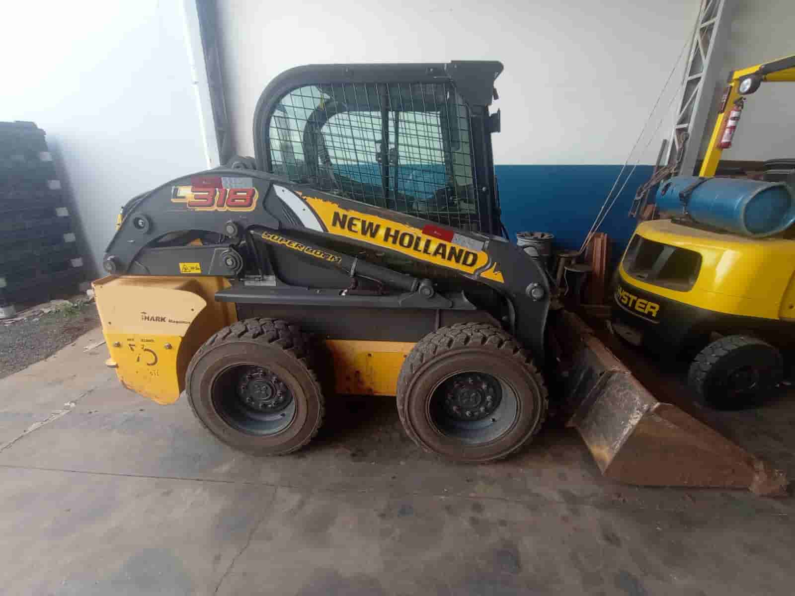 Mini Carregadeira New Holland L318 2021 - imagem de fundo