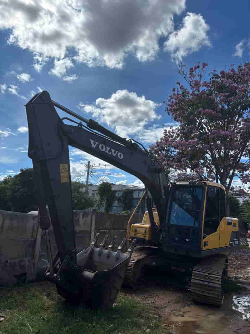 Escavadeira Volvo EC140DL 2020 - imagem de fundo