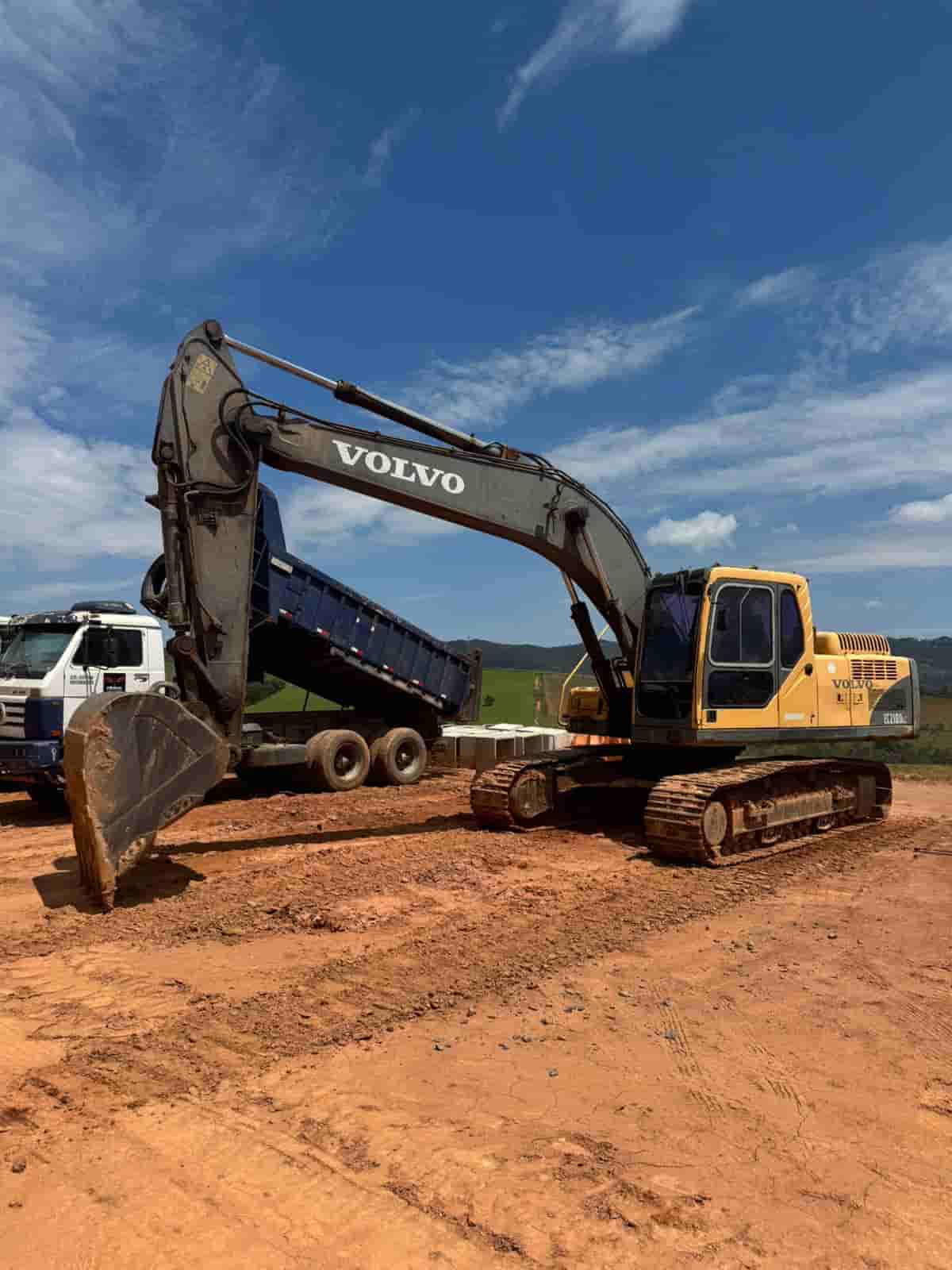Escavadeira Volvo EC210BLC 2010 - imagem de fundo