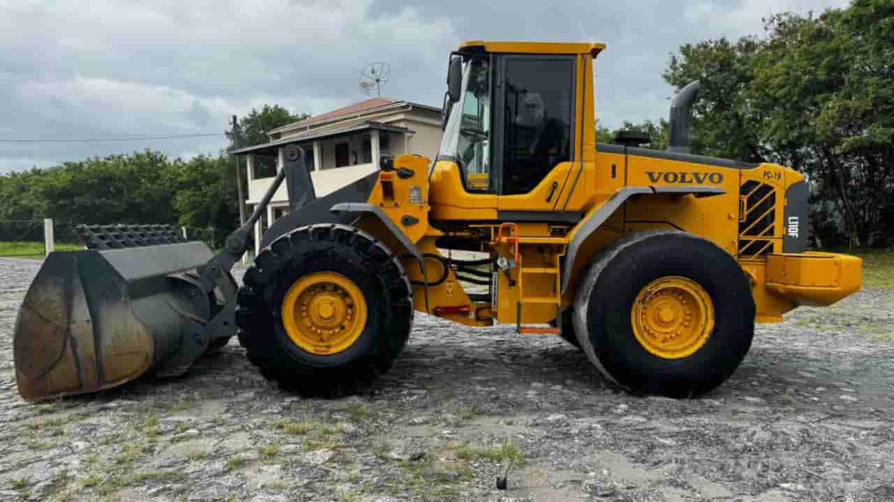 Pá Carregadeira Volvo L110F 2016 - imagem de fundo
