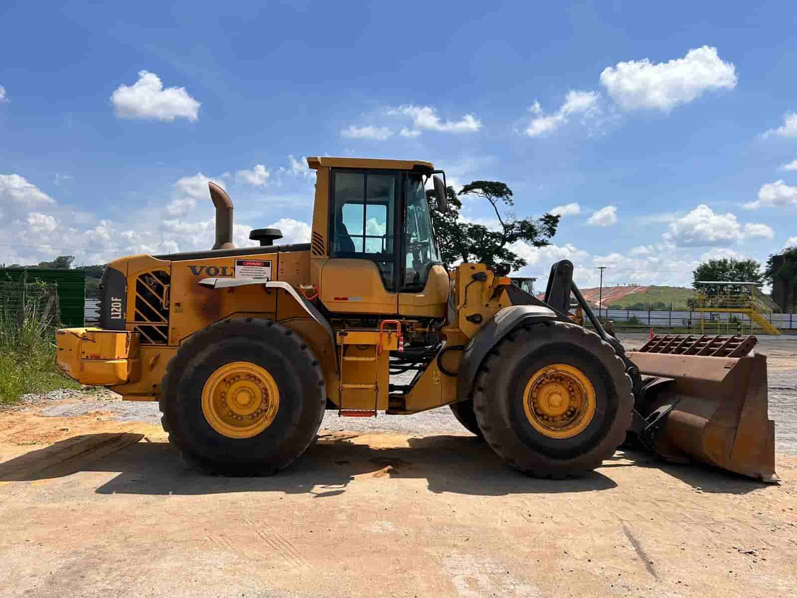 Pá Carregadeira Volvo L120F 2021 - imagem de fundo