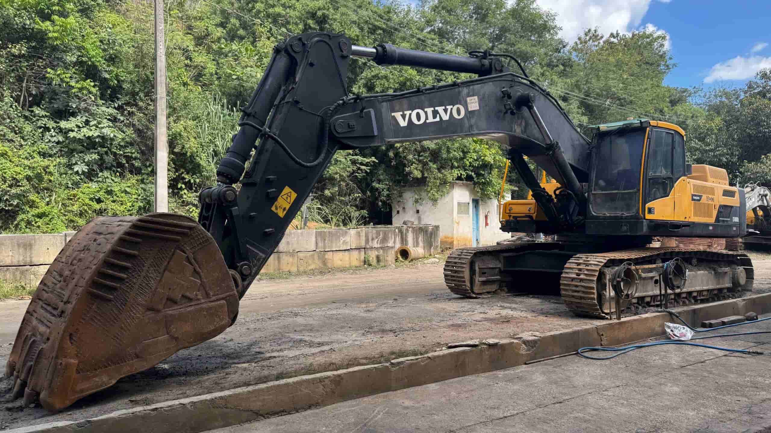 Escavadeira Volvo EC480DL 2013 - imagem de fundo