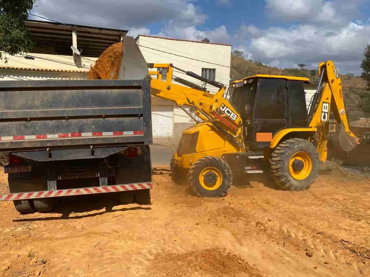Retroescavadeira JCB 3CX 2023 - imagem de fundo
