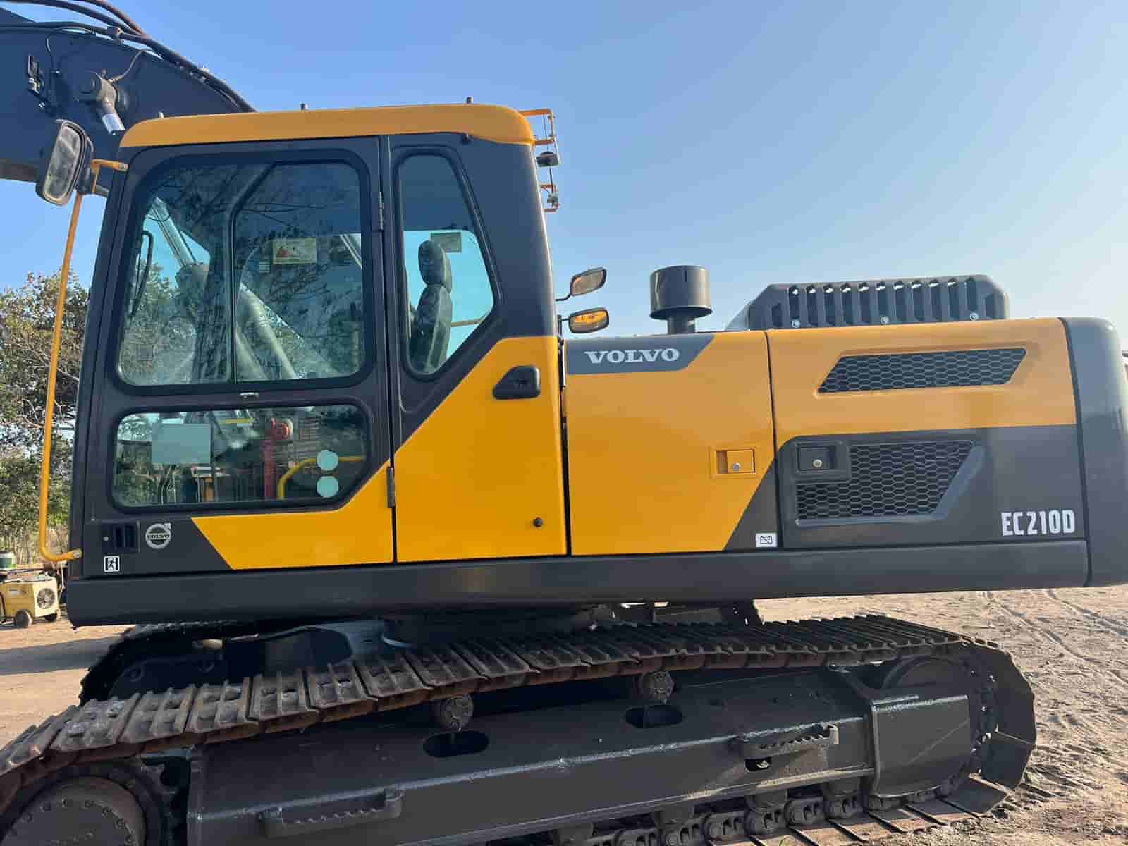Escavadeira Volvo EC210D 2019 - imagem de fundo