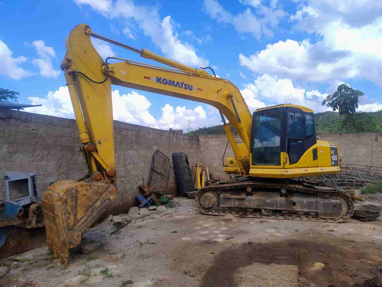 Escavadeira Komatsu PC160 LC 2007 - imagem de fundo