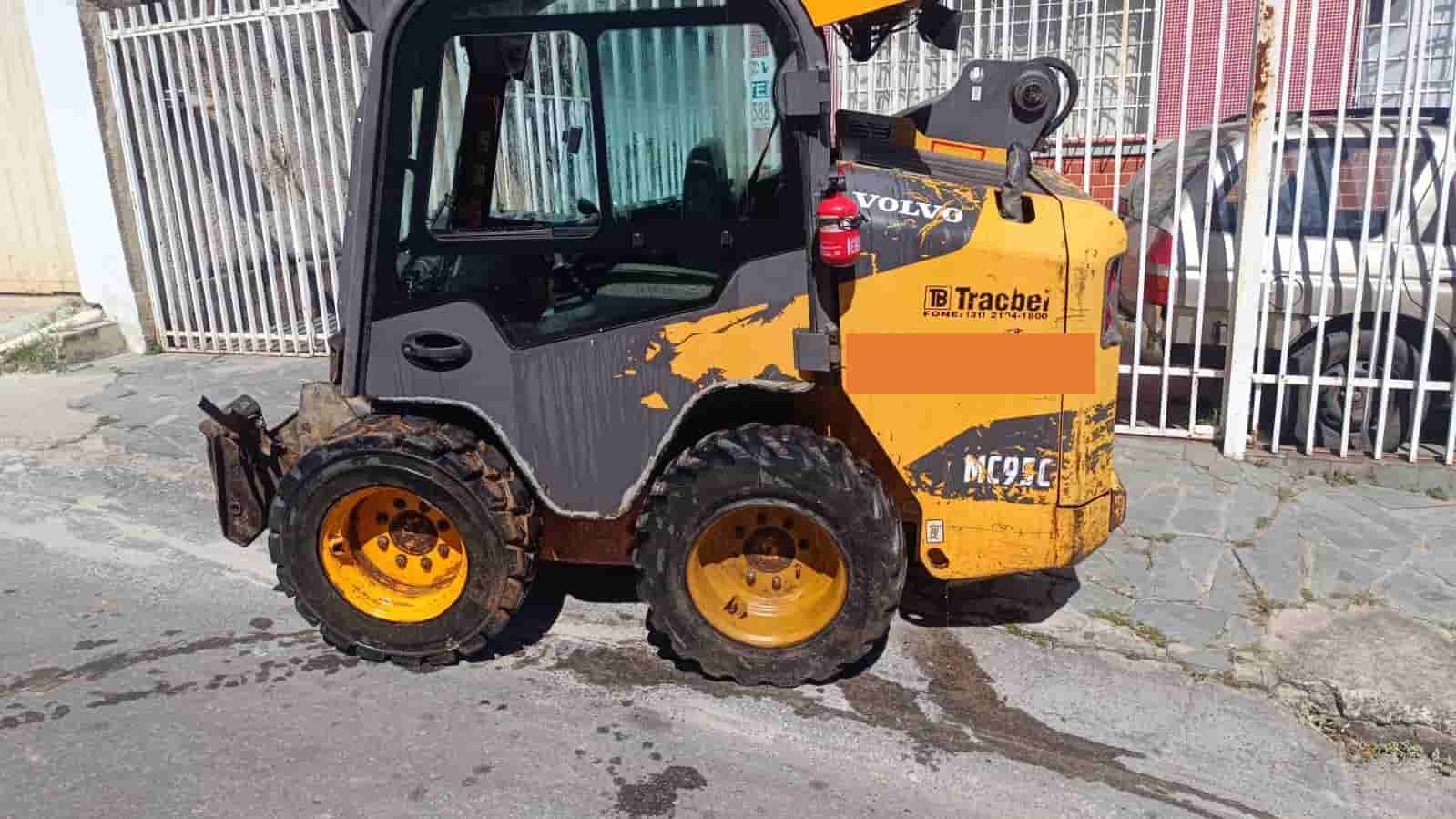 Mini Carregadeira Volvo MC95C 2015 - imagem de fundo