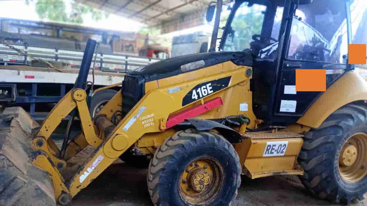 Retroescavadeira Caterpillar 416E 2012 - imagem de fundo