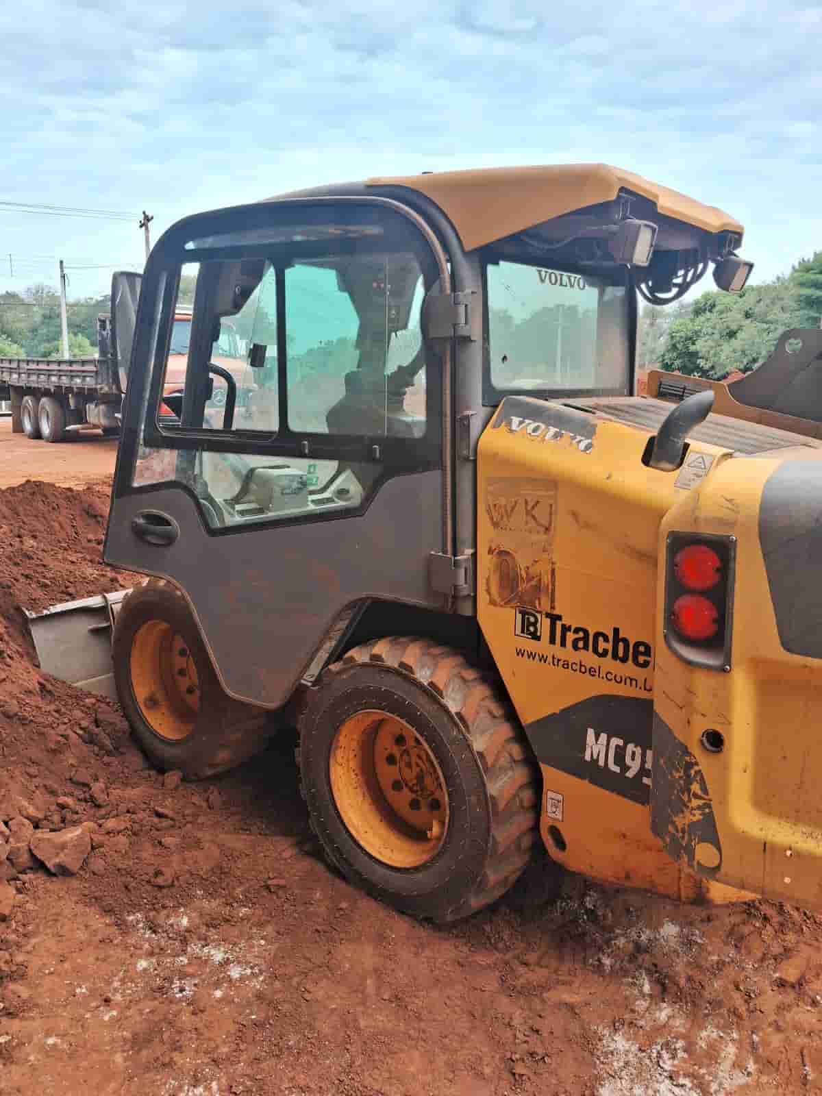 Mini Carregadeira Volvo MC95C 2013 - imagem de fundo