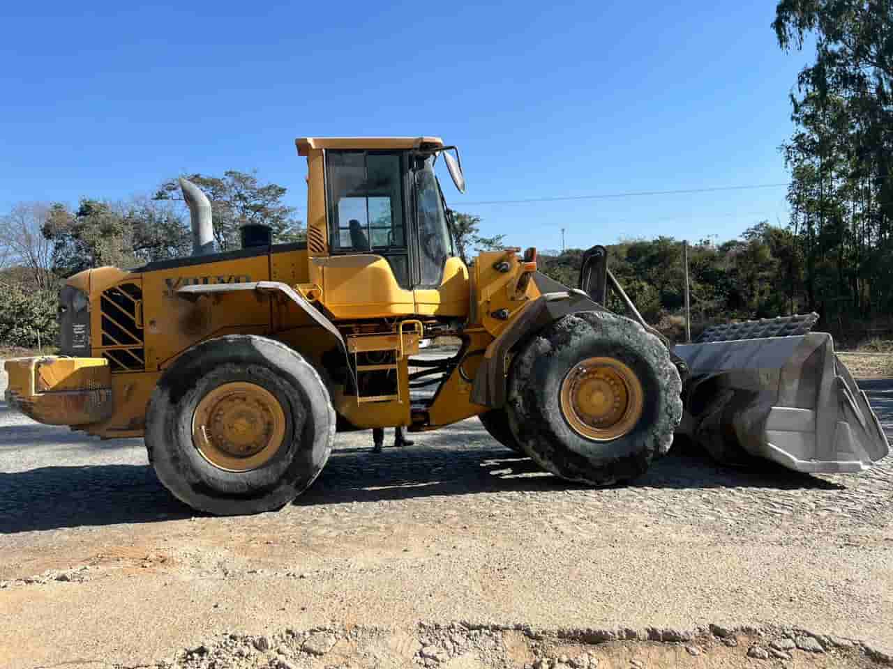 Pá Carregadeira Volvo L120F 2013 - imagem de fundo