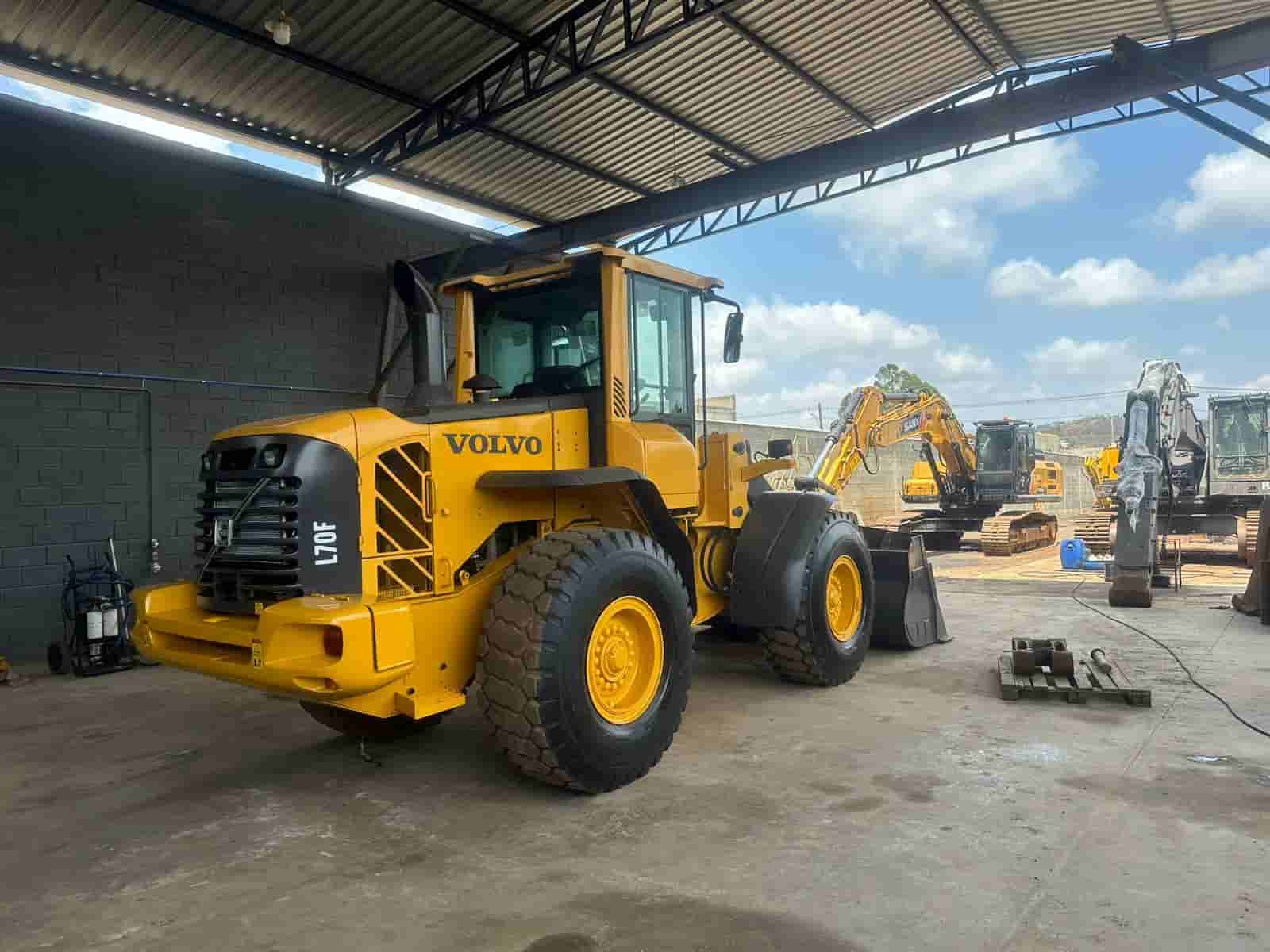 Pá Carregadeira Volvo L70 F 2017 - imagem de fundo