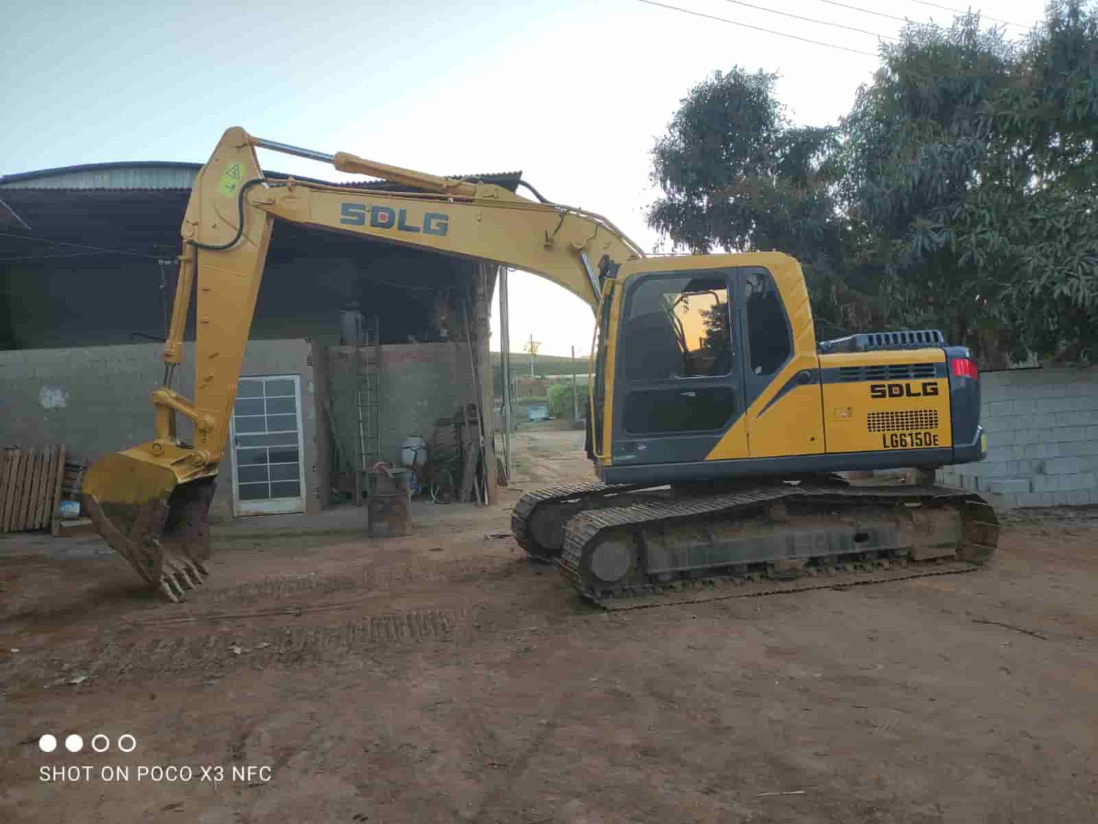 Escavadeira SDLG LG6150E 2014 - imagem de fundo