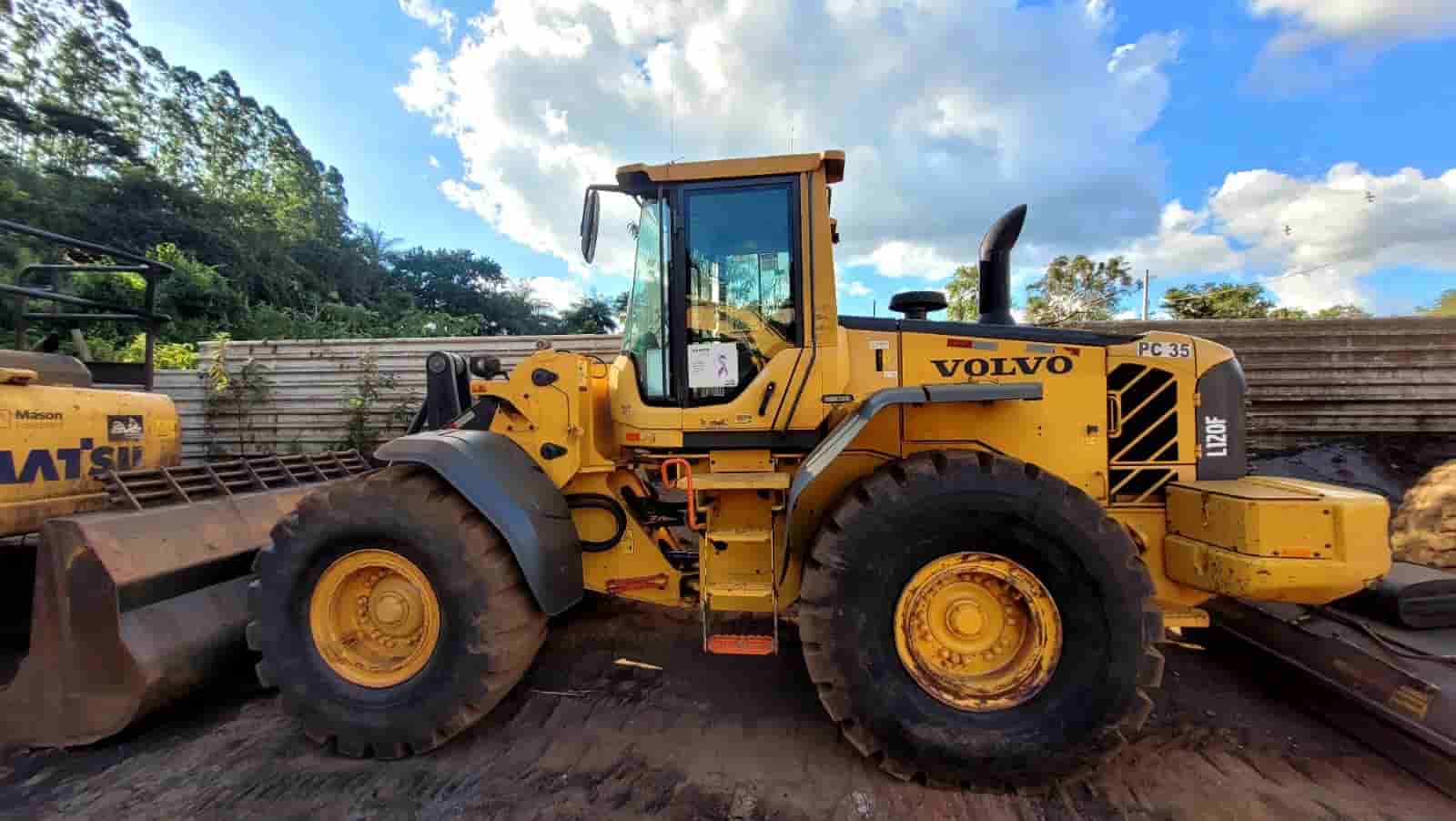 Pá Carregadeira Volvo L120F 2021 - imagem de fundo
