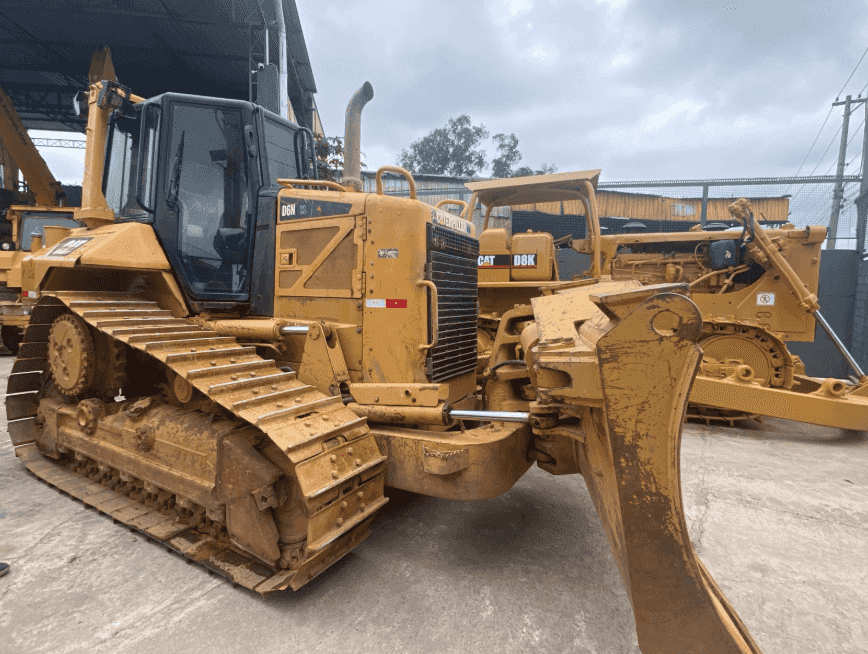 Trator de esteira Caterpillar D6NXL 2011 - imagem de fundo