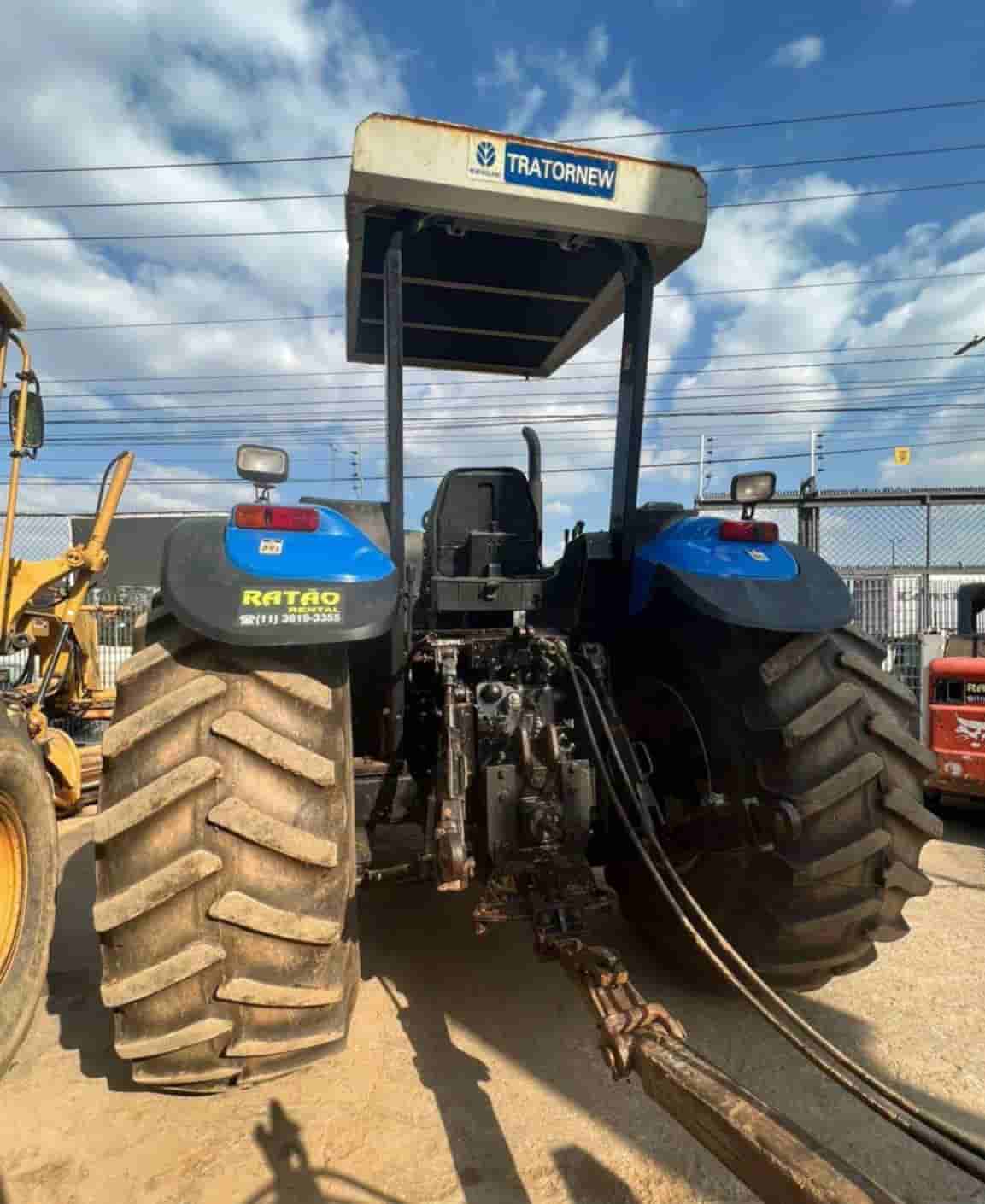 Trator agrícola New Holland  TM 150 2002 - imagem de fundo