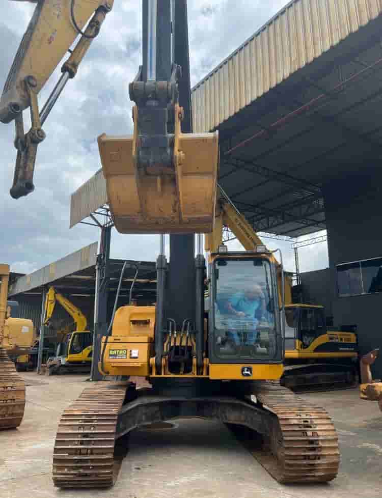 Escavadeira John Deere 210G LC 2015 - imagem de fundo