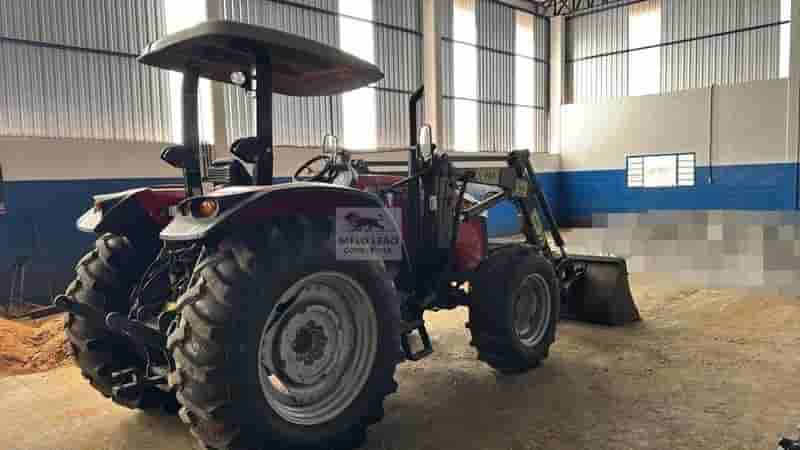 Trator agrícola Massey Ferguson 5710 2024