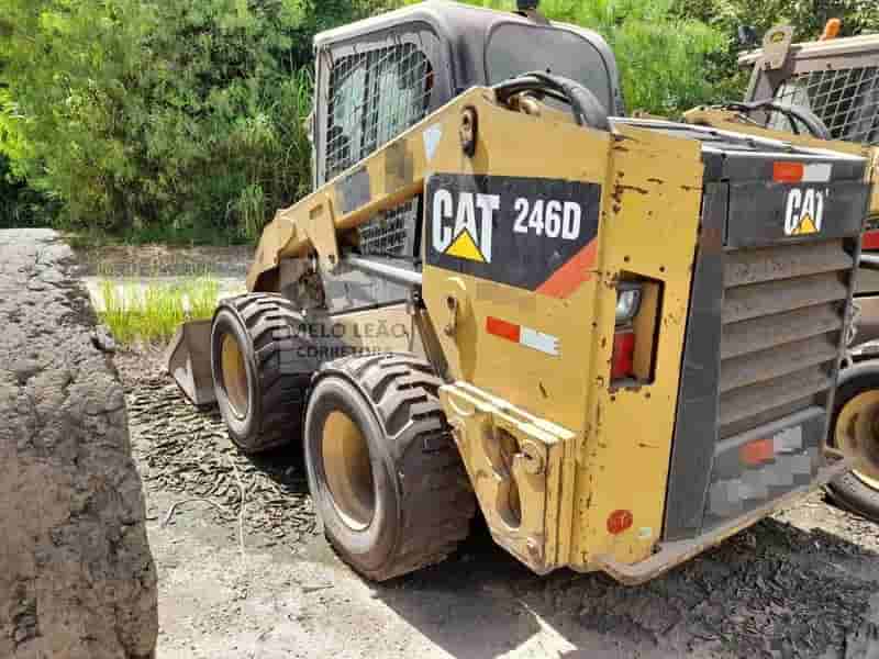 Mini Carregadeira Caterpillar 246D 2016 - imagem de fundo