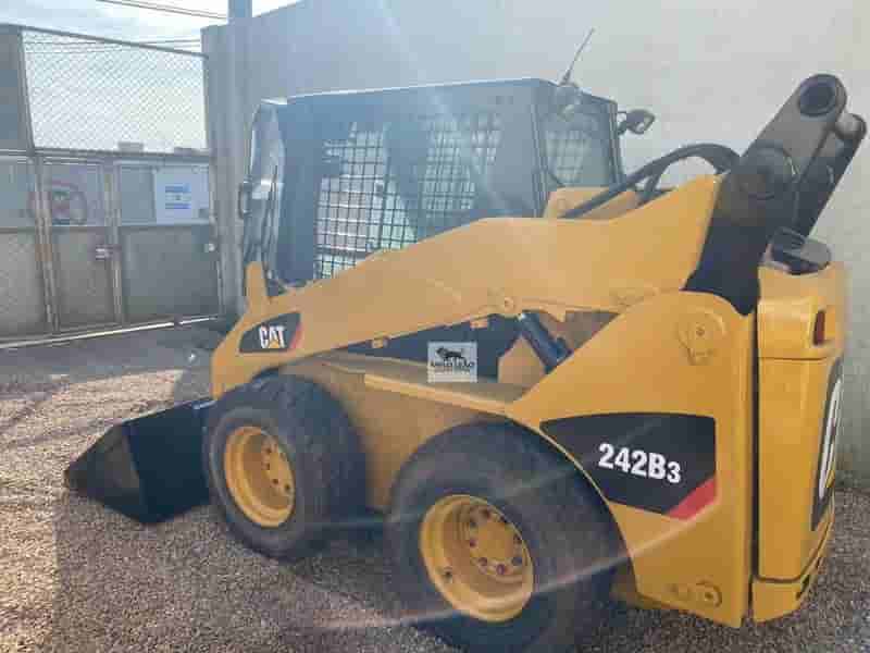 Mini Carregadeira Caterpillar 242B 2015