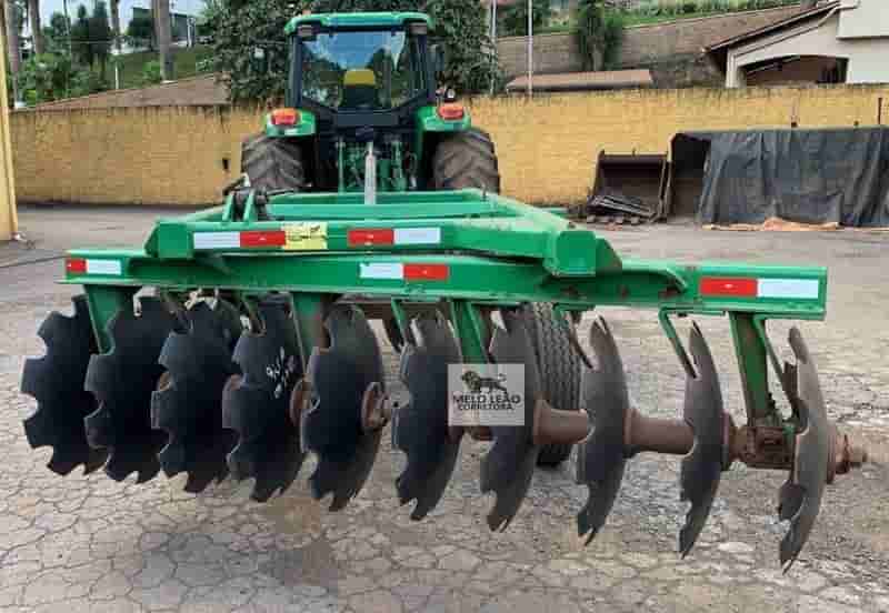 Trator agrícola John Deere 6125J 2014