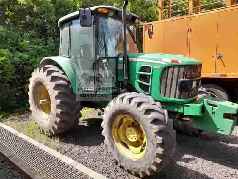 Trator agrícola John Deere 6110J 2014