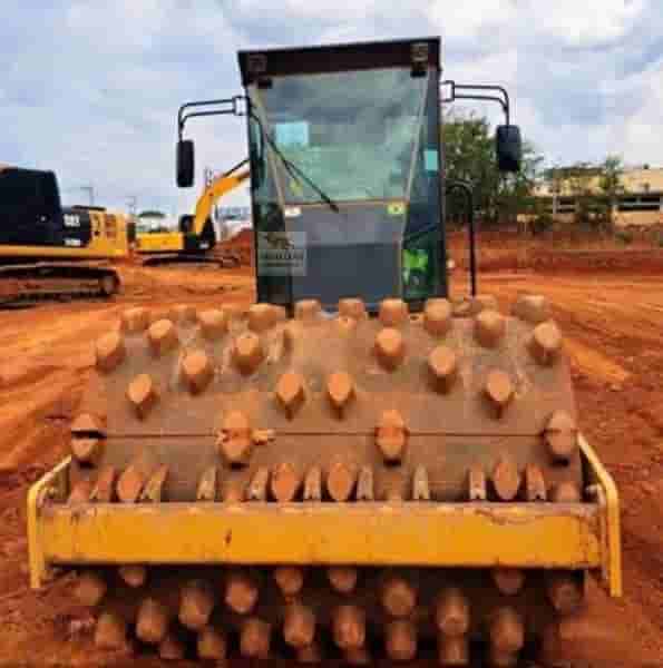 Rolo compactador Caterpillar CP533E 2011 - imagem de fundo