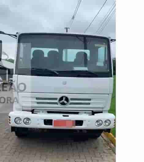 Caminhão Mercedes Benz MB1718 2009 - imagem de fundo