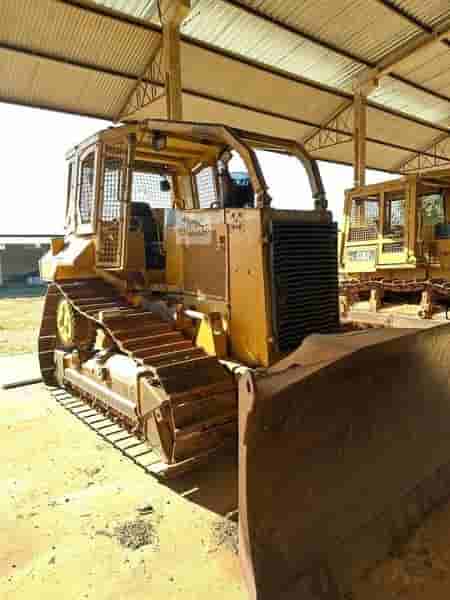 Trator de esteira Caterpillar D6N 2004 - imagem de fundo