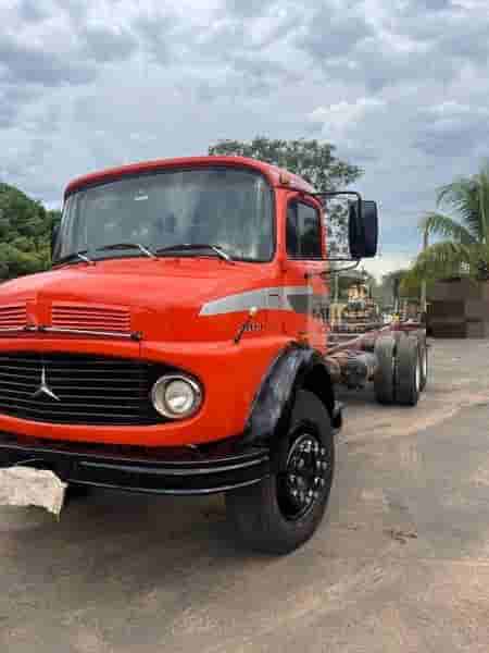 Caminhão Mercedes Benz MB 2013 1973 - imagem de fundo
